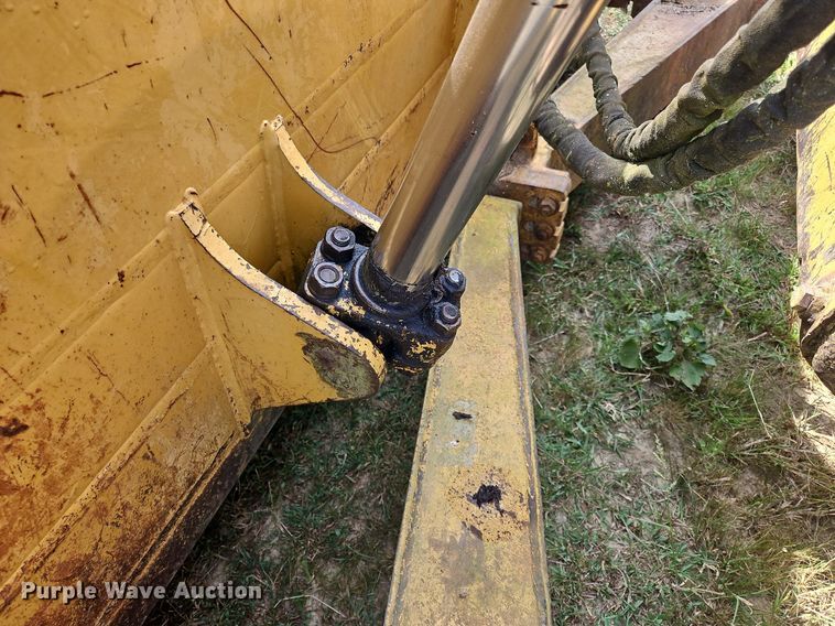 image for item OJ9789 1995 Caterpillar  D6H dozer