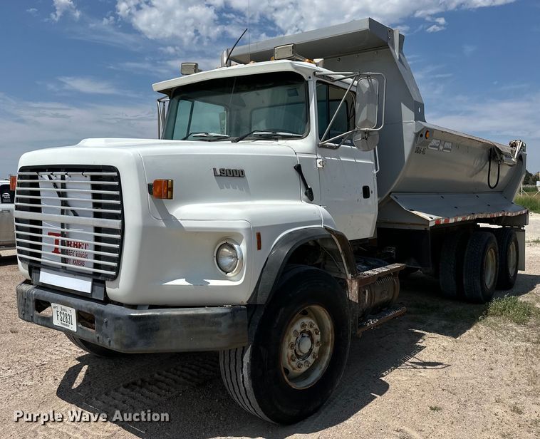 image for item OM9539 1995 Ford L9000 dump truck