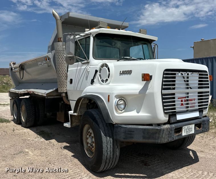 image for item OM9539 1995 Ford L9000 dump truck