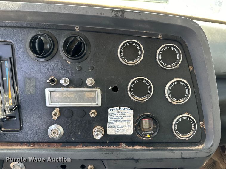 image for item OM9539 1995 Ford L9000 dump truck