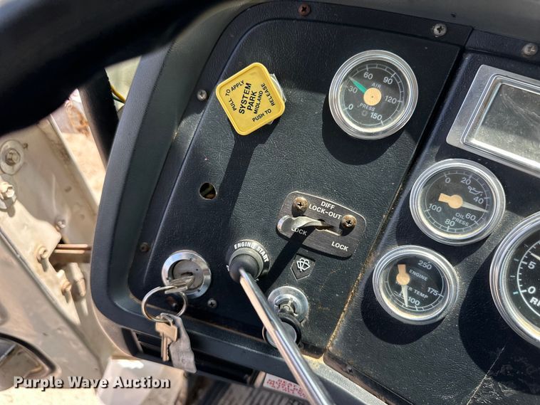 image for item OM9539 1995 Ford L9000 dump truck