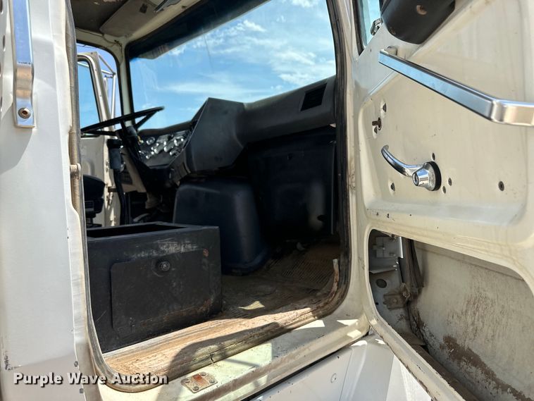 image for item OM9539 1995 Ford L9000 dump truck