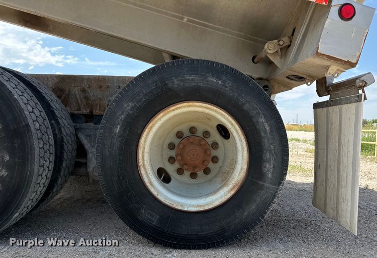 image for item OM9539 1995 Ford L9000 dump truck