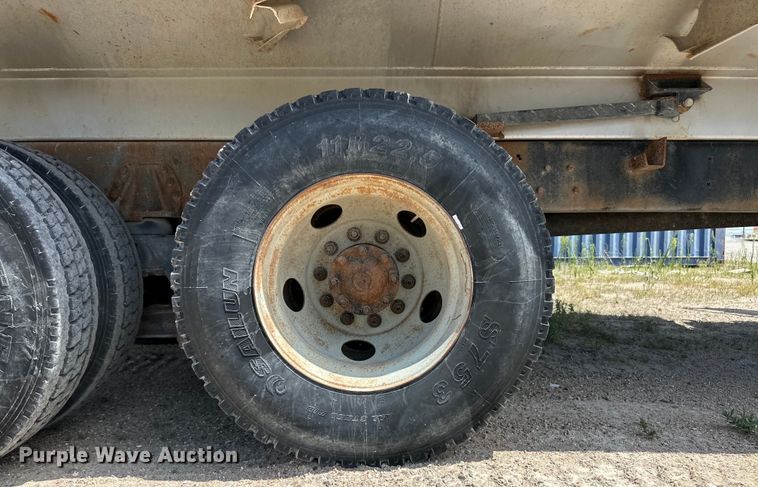 image for item OM9539 1995 Ford L9000 dump truck