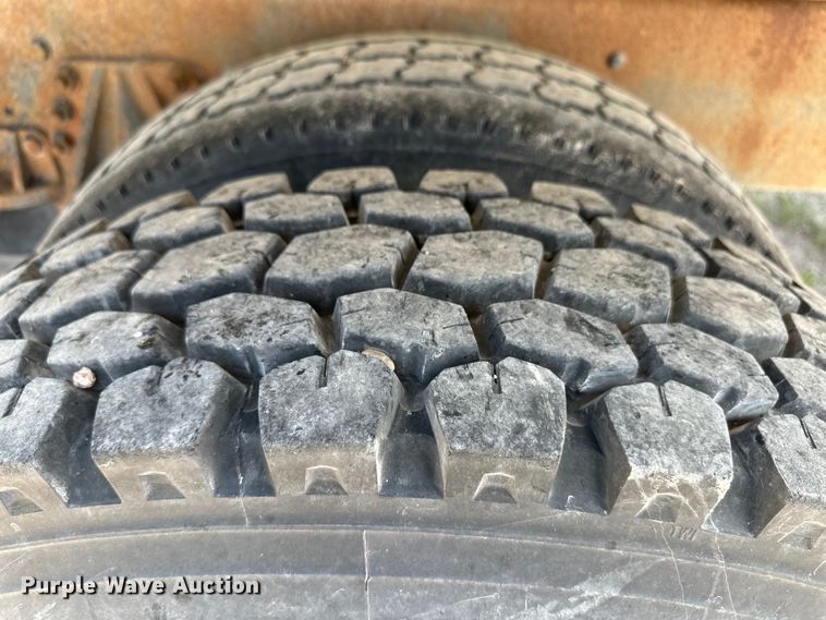 image for item OM9539 1995 Ford L9000 dump truck