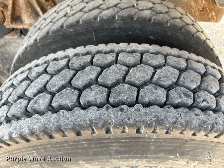 image for item OM9539 1995 Ford L9000 dump truck