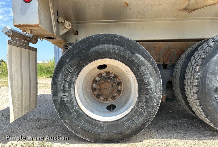 image for item OM9539 1995 Ford L9000 dump truck