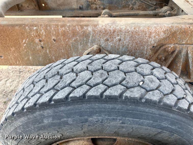 image for item OM9539 1995 Ford L9000 dump truck