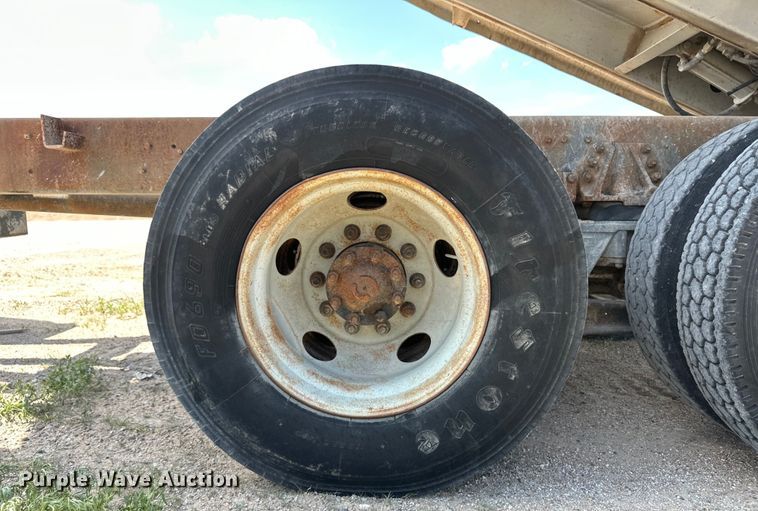 image for item OM9539 1995 Ford L9000 dump truck