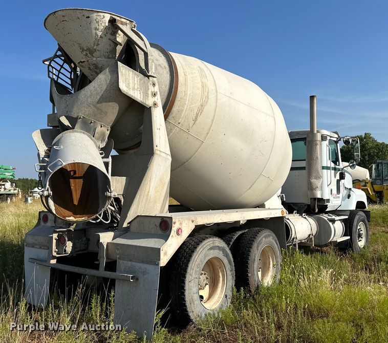 image for item OM9575 2002 International 5600i ready mix truck