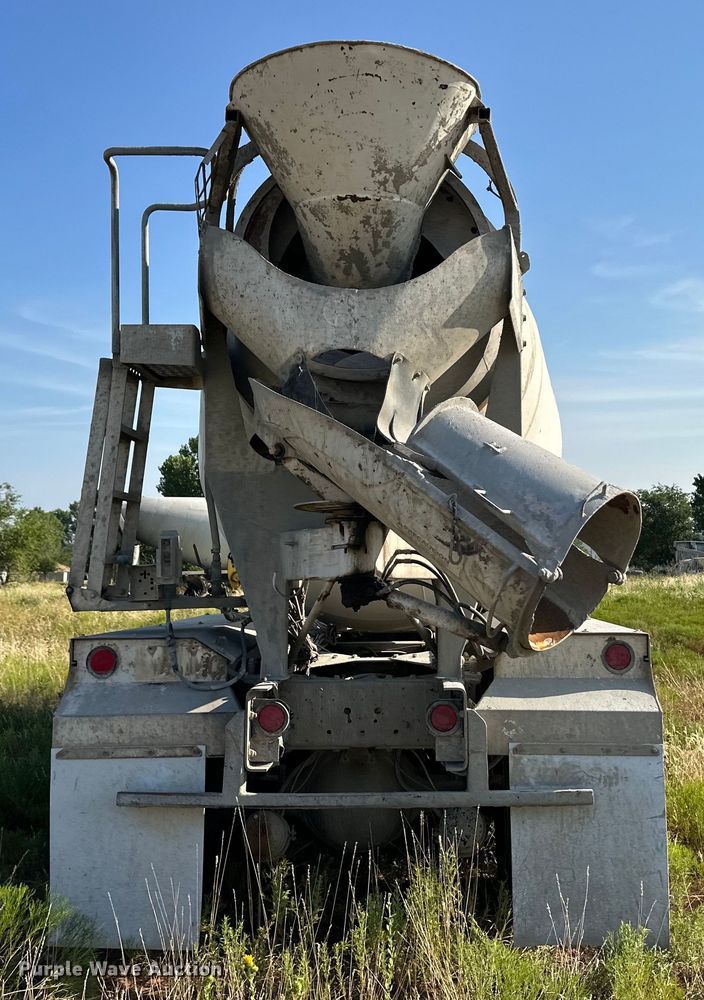 image for item OM9575 2002 International 5600i ready mix truck