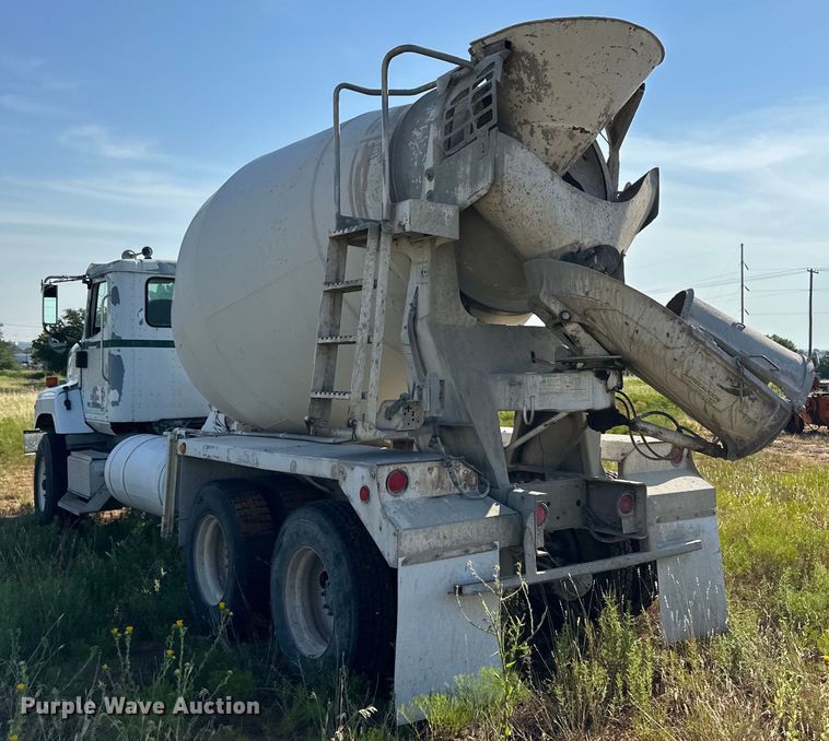 image for item OM9575 2002 International 5600i ready mix truck