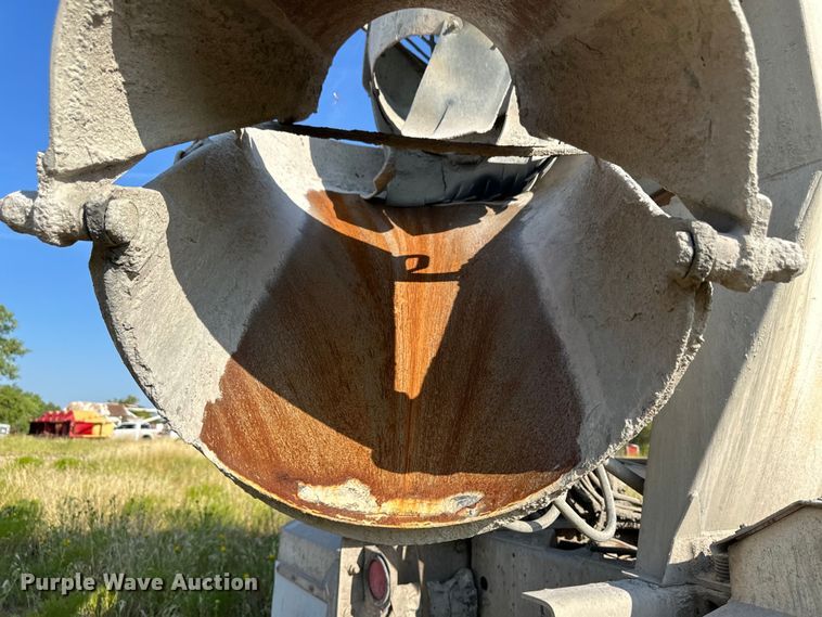 image for item OM9575 2002 International 5600i ready mix truck