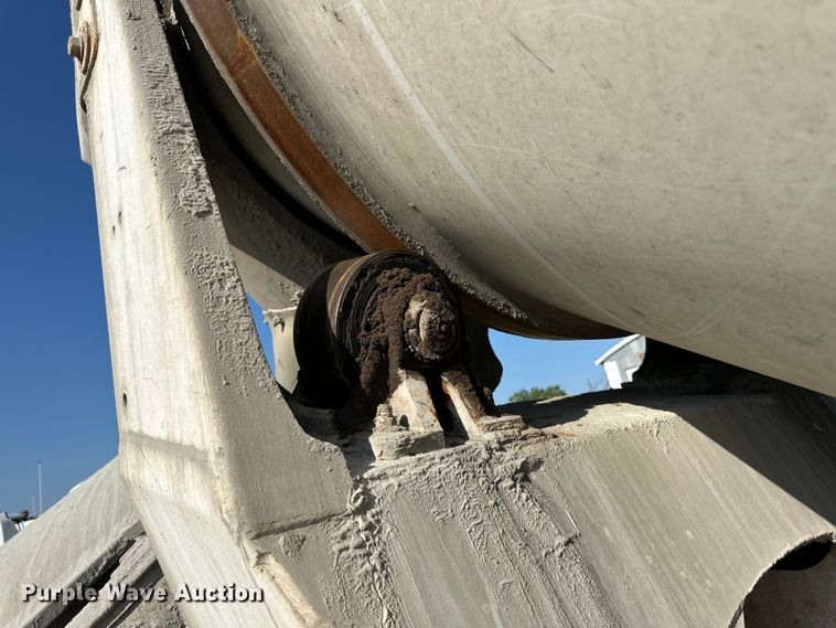 image for item OM9575 2002 International 5600i ready mix truck