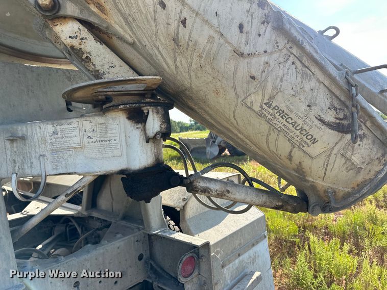 image for item OM9575 2002 International 5600i ready mix truck