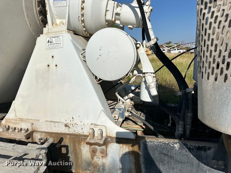 image for item OM9575 2002 International 5600i ready mix truck