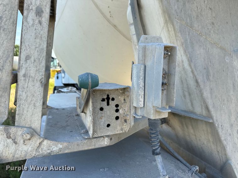 image for item OM9575 2002 International 5600i ready mix truck