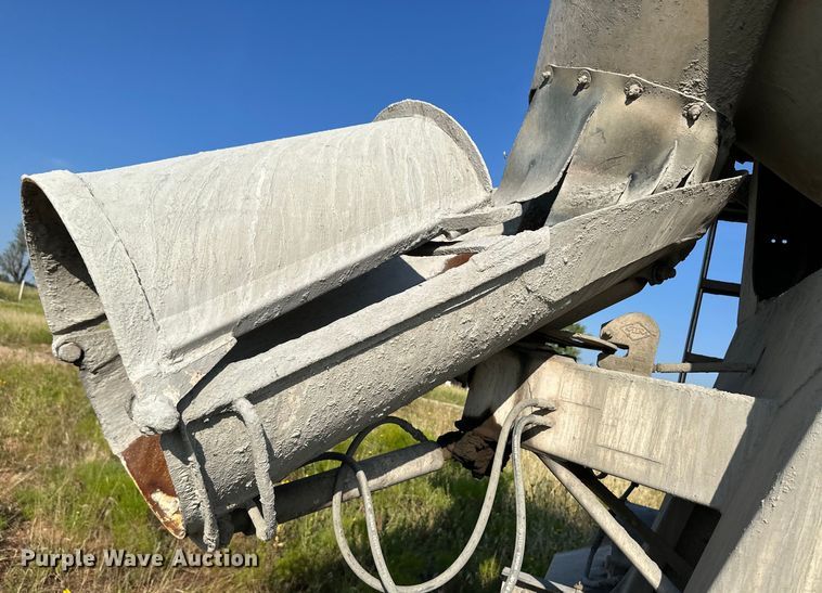 image for item OM9575 2002 International 5600i ready mix truck