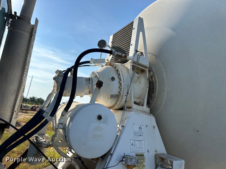 image for item OM9575 2002 International 5600i ready mix truck