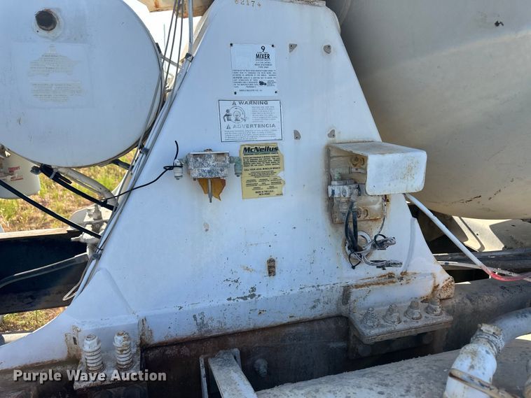 image for item OM9575 2002 International 5600i ready mix truck