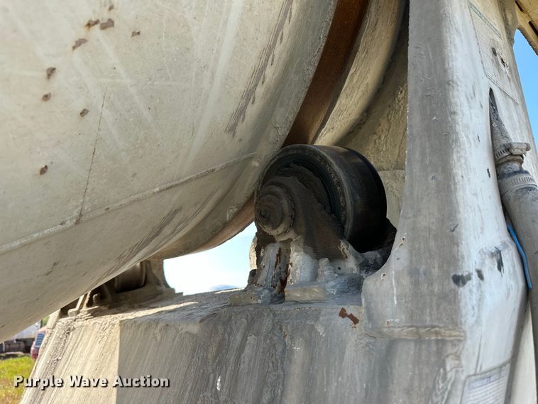 image for item OM9575 2002 International 5600i ready mix truck