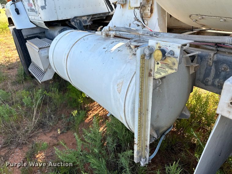 image for item OM9575 2002 International 5600i ready mix truck