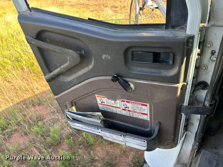 image for item OM9575 2002 International 5600i ready mix truck