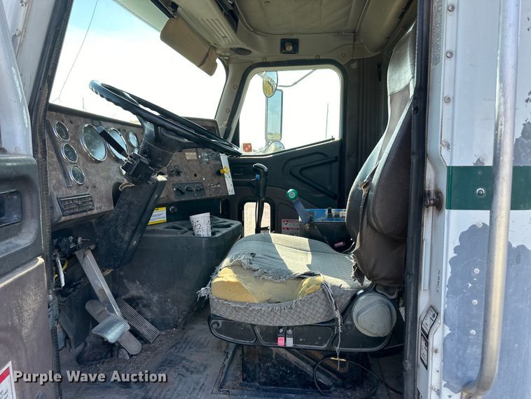 image for item OM9575 2002 International 5600i ready mix truck