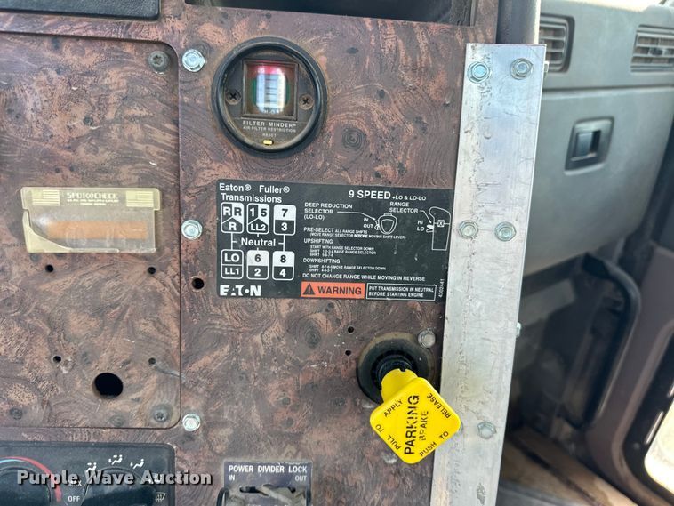 image for item OM9575 2002 International 5600i ready mix truck