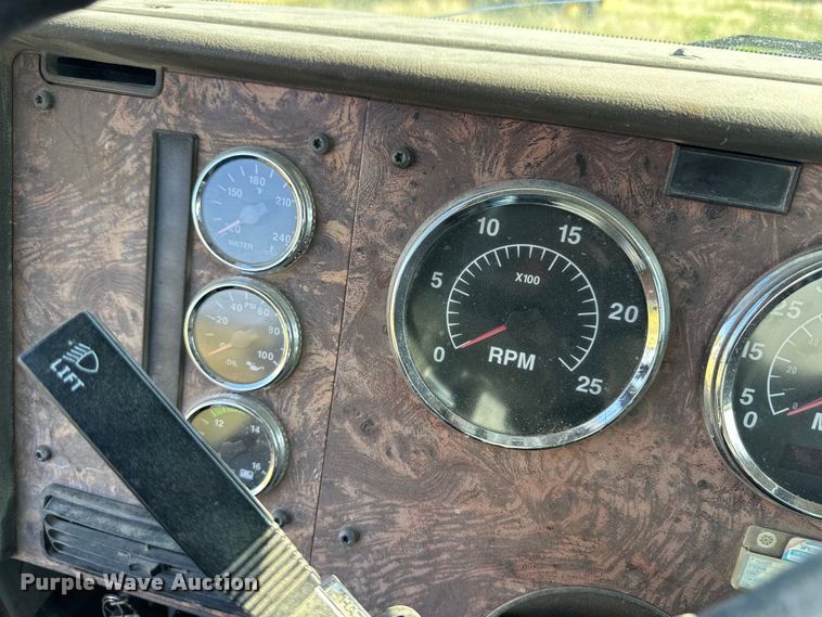 image for item OM9575 2002 International 5600i ready mix truck