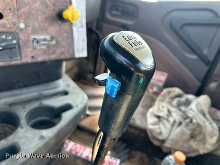 image for item OM9575 2002 International 5600i ready mix truck