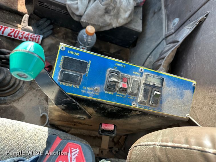 image for item OM9575 2002 International 5600i ready mix truck