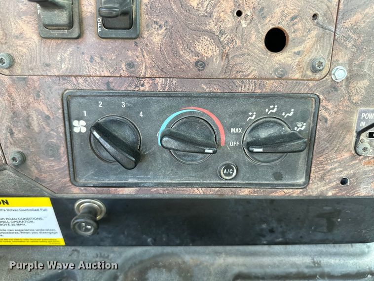 image for item OM9575 2002 International 5600i ready mix truck