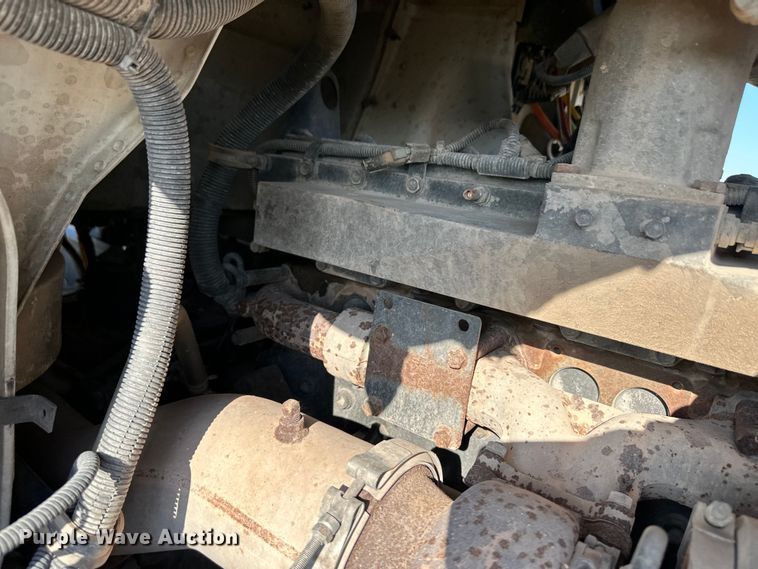 image for item OM9575 2002 International 5600i ready mix truck