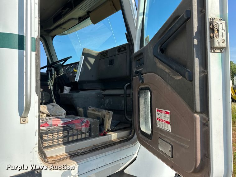 image for item OM9575 2002 International 5600i ready mix truck