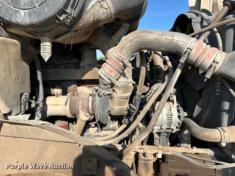 image for item OM9575 2002 International 5600i ready mix truck