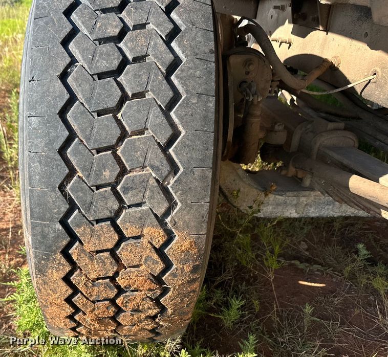 image for item OM9575 2002 International 5600i ready mix truck