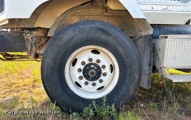 image for item OM9575 2002 International 5600i ready mix truck