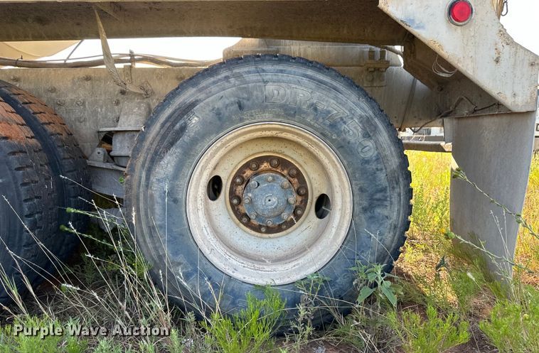 image for item OM9575 2002 International 5600i ready mix truck