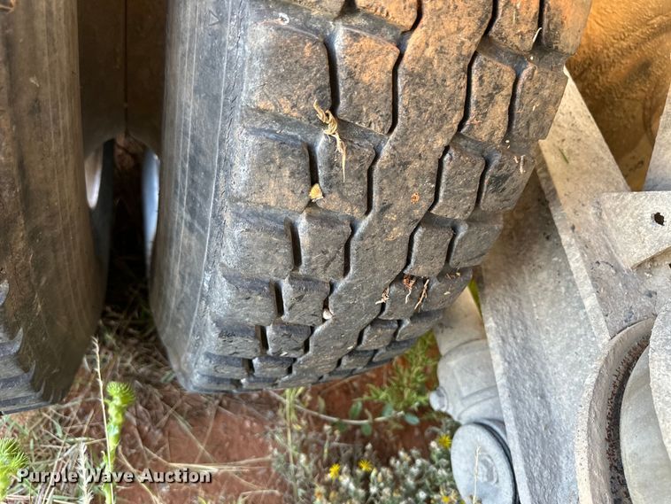 image for item OM9575 2002 International 5600i ready mix truck