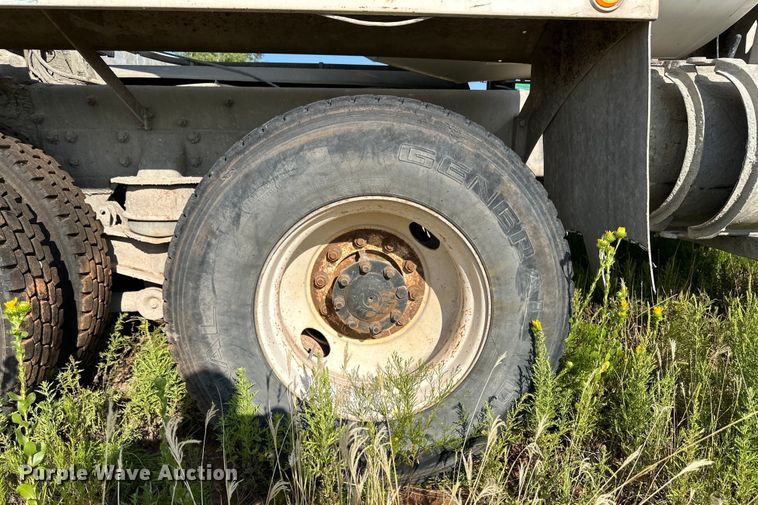 image for item OM9575 2002 International 5600i ready mix truck