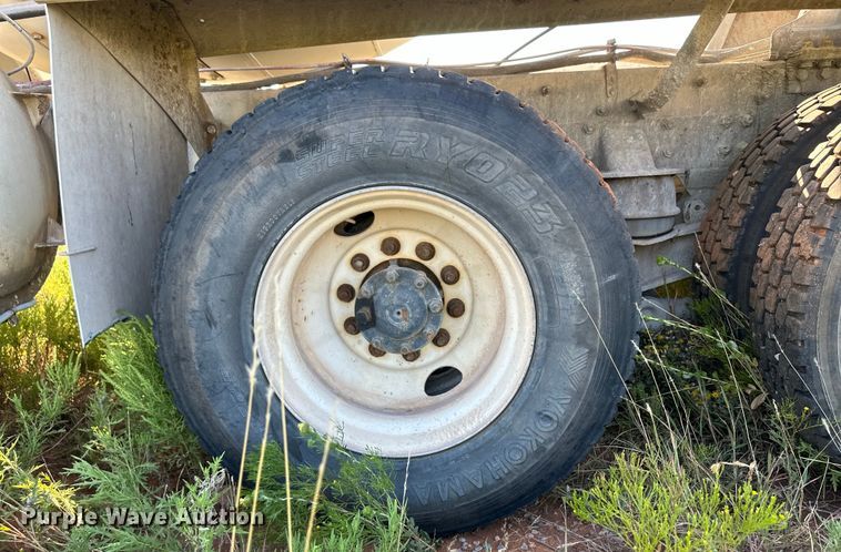 image for item OM9575 2002 International 5600i ready mix truck