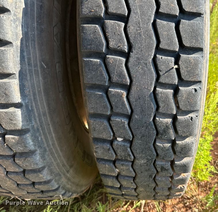 image for item OM9575 2002 International 5600i ready mix truck