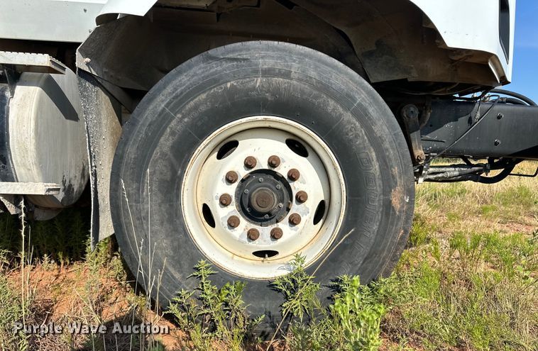 image for item OM9575 2002 International 5600i ready mix truck