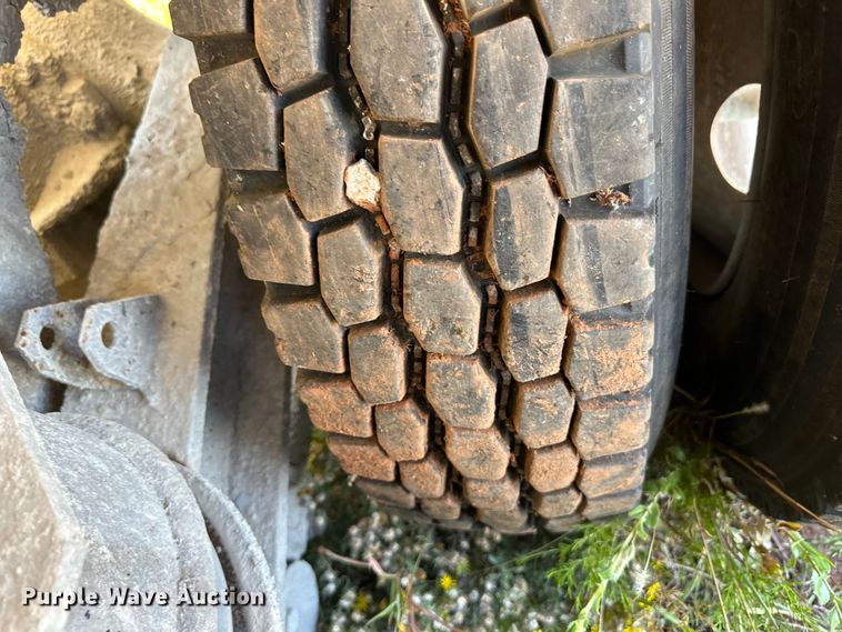 image for item OM9575 2002 International 5600i ready mix truck