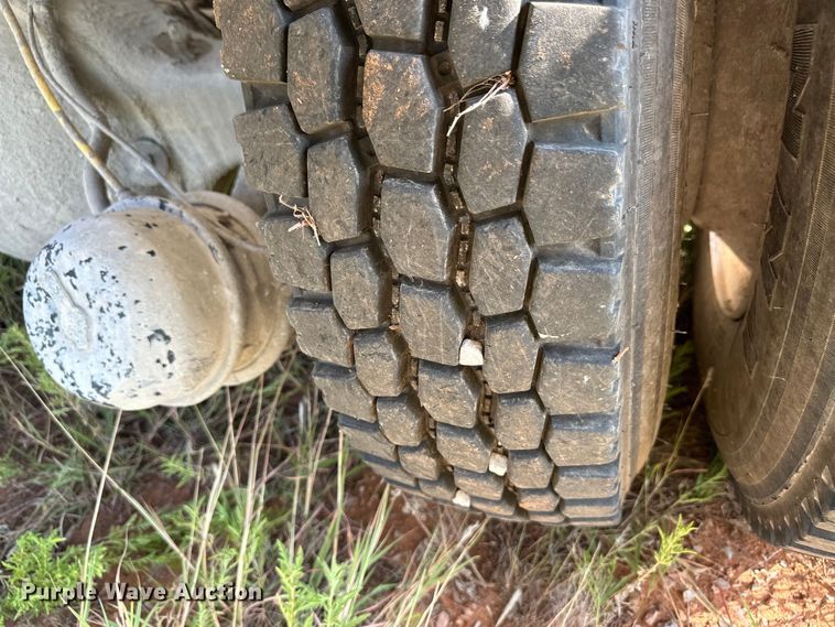 image for item OM9575 2002 International 5600i ready mix truck