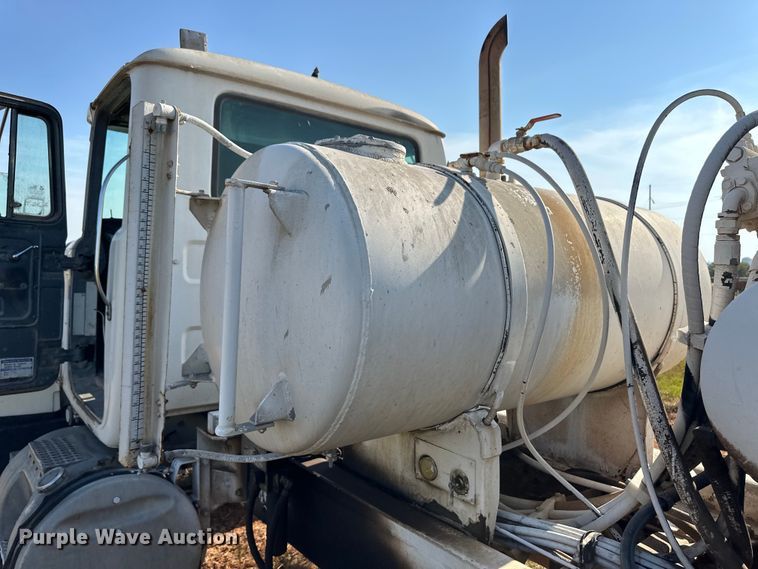 image for item OM9576 1998 Mack RD690S ready mix truck