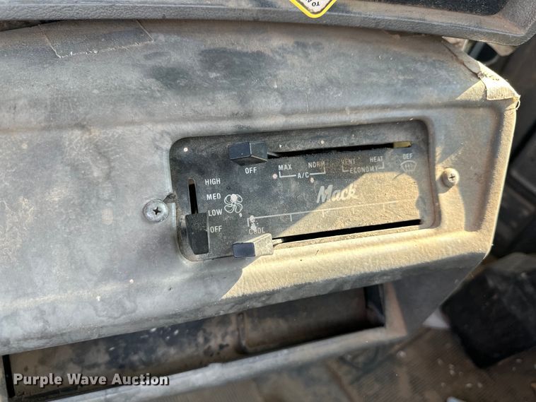 image for item OM9576 1998 Mack RD690S ready mix truck