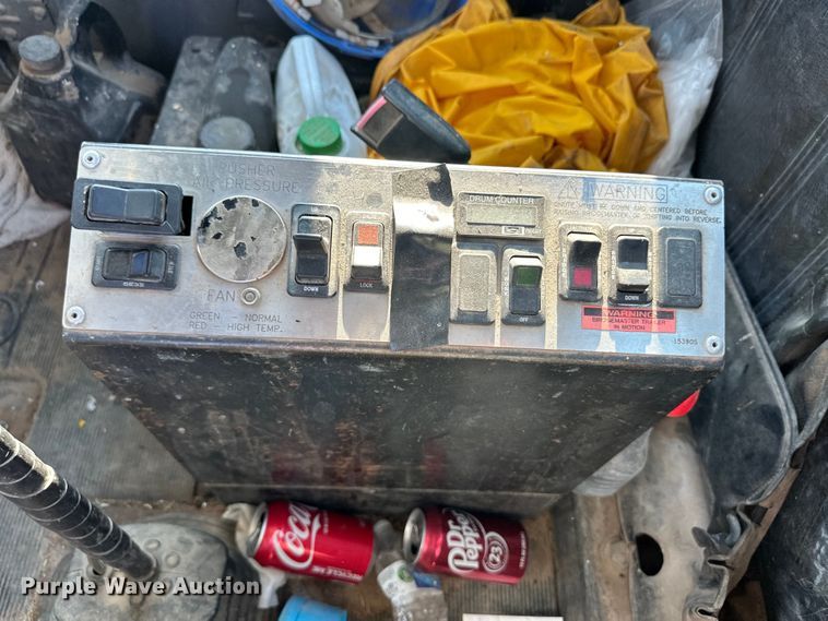 image for item OM9576 1998 Mack RD690S ready mix truck