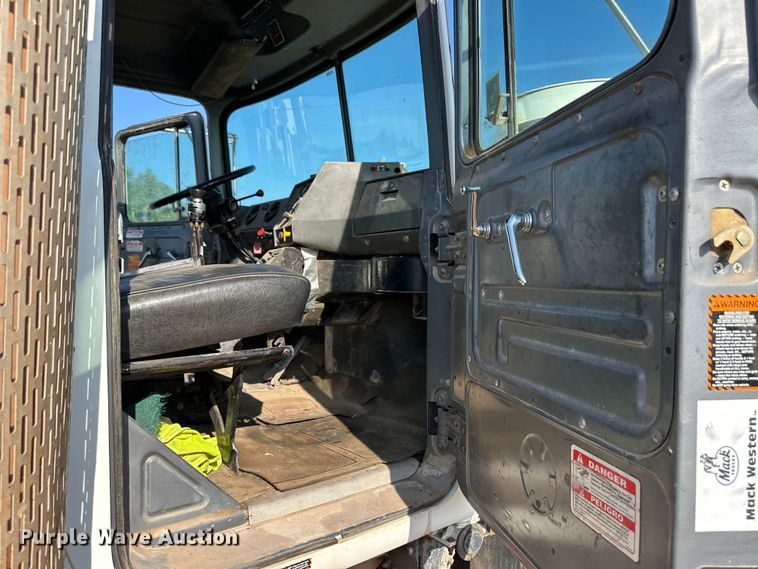 image for item OM9577 1997 Mack RD690S ready mix truck